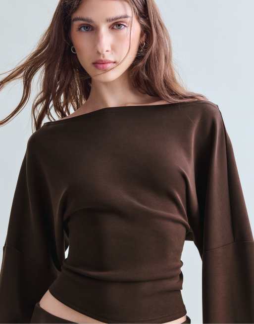 Stradivarius asymmetrisches Cropped-Sweatshirt in Braun, 2 von 7