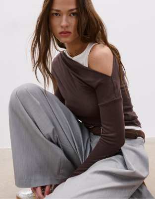 Stradivarius - Asymmetrisches Doppel-T-Shirt in Braun-Brown