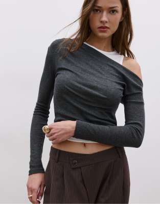 Stradivarius - Asymmetrisches Doppel-T-Shirt in Dunkelgrau