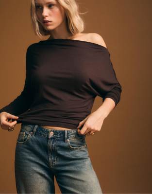 Stradivarius - Asymmetrisches Modal-T-Shirt in Braun-Brown