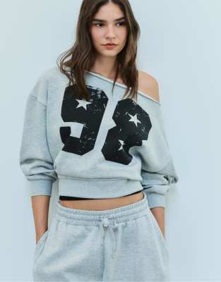 Stradivarius - Asymmetrisches Sweatshirt in meliertem Grau mit Print