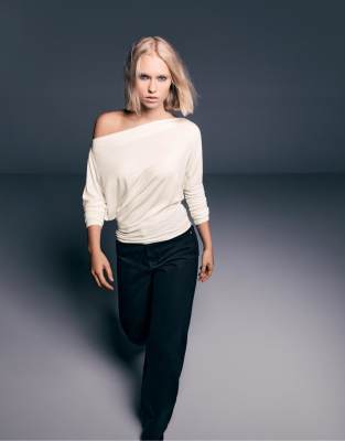 Stradivarius - Asymmetrisches T-Shirt aus Modal in Ecru-Weiß