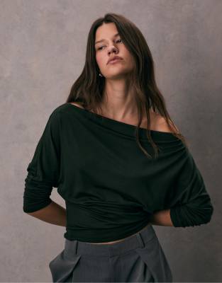 Stradivarius - Asymmetrisches T-Shirt aus Modal in Grün