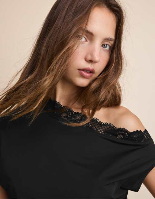 Stradivarius asymmetrisches T-Shirt aus Spitze in Schwarz, 4 von 7