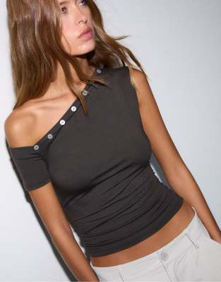 Stradivarius - Asymmetrisches T-Shirt in Braun mit Knopfverzierung-Brown