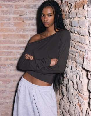 Stradivarius - Asymmetrisches T-Shirt in Braun mit Nietenverzierung-Brown