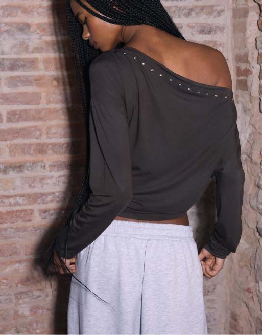 Stradivarius – Asymmetrisches T-Shirt in Braun mit Nietenverzierung, 2 von 3