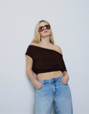 Stradivarius - Asymmetrisches T-Shirt in Braun mit Nietenverzierung-Brown