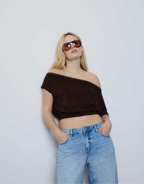 Stradivarius – Asymmetrisches T-Shirt in Braun mit Nietenverzierung - view 1