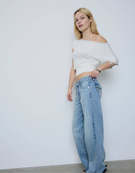 Stradivarius – Asymmetrisches T-Shirt in Ecru mit Nieten, 3 von 4