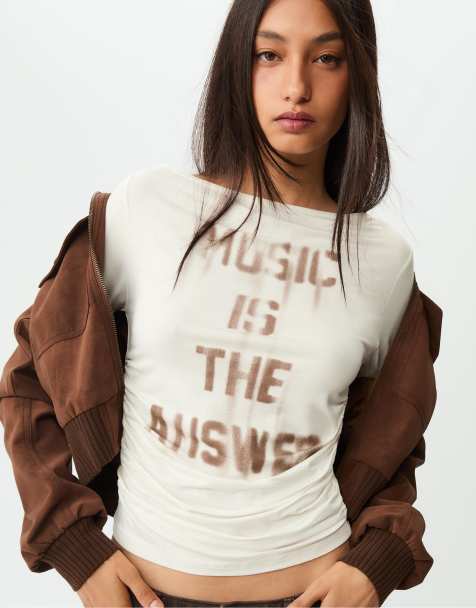 Stradivarius – Asymmetrisches T-Shirt in Ecru mit platziertem Print - view 1