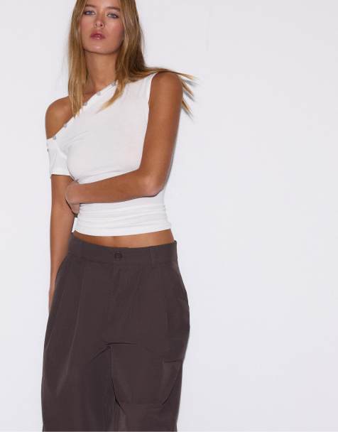 Stradivarius – Asymmetrisches T-Shirt in Ecru mit Zierknöpfen - view 1