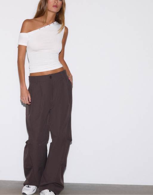 Stradivarius – Asymmetrisches T-Shirt in Ecru mit Zierknöpfen, 2 von 4