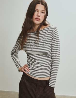 Stradivarius - Asymmetrisches T-Shirt in meliertem Grau mit platziertem Print