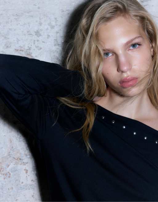 Stradivarius – Asymmetrisches T-Shirt in Schwarz mit Nietenverzierung, 2 von 3