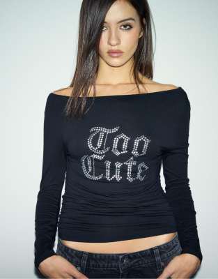 Stradivarius - Asymmetrisches T-Shirt in Schwarz mit platziertem Print