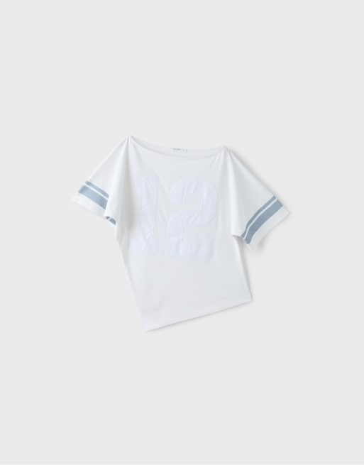 Stradivarius asymmetrisk broderad t-shirt i naturvit, 6 av 7