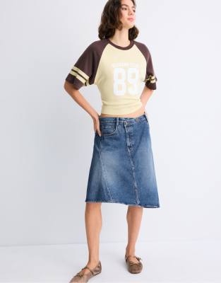Stradivarius asymmetrisk midikjol i mellanblå denim — kjol med fickor från ASOS