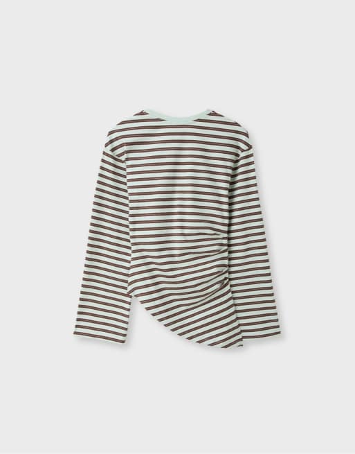Stradivarius asymmetrisk randig långärmad t-shirt i pastellgrön, 6 av 6