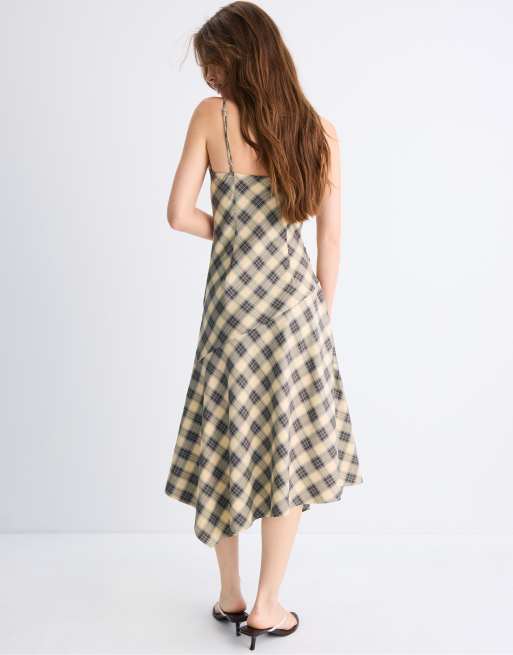Stradivarius asymmetrisk rutig midi-klänning i beige, 3 av 7