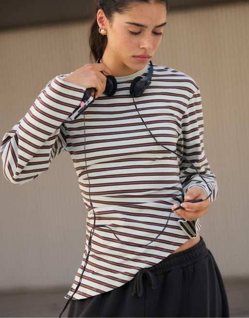 Stradivarius asymmetrisk stribet langærmet T-shirt i pastelgrøn, 2 af 6