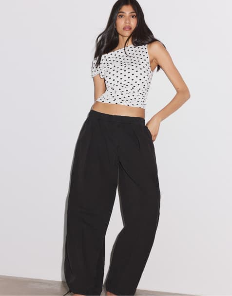 Stradivarius asymmetrisk t-shirt med rynkade detaljer och prickigt mönster i vitt - view 1