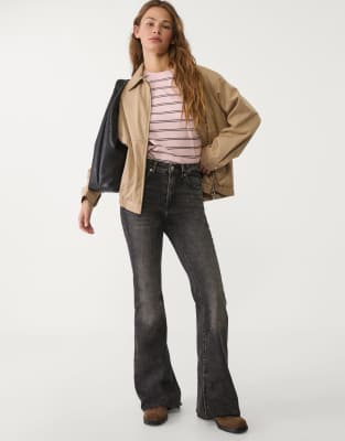 Stradivarius - Ausgestellte Jeans in Dunkelgrau mit Saumschlitz