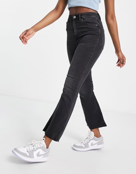 Stradivarius – Ausgestellte Jeans mit kurzem Schnitt in Schwarz - view 1