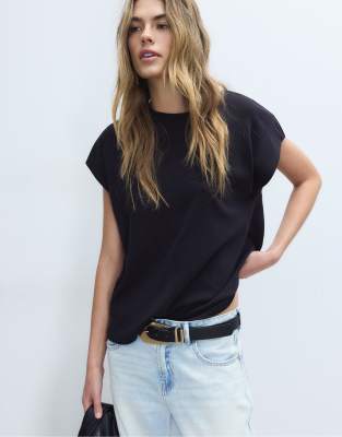 Stradivarius - B06 - Basic-T-Shirt in Schwarz mit überschnittenen Schultern