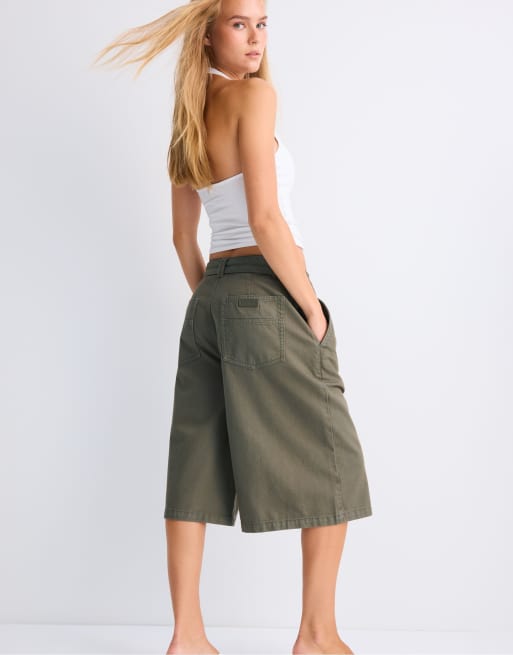 Stradivarius Baggy-Bermuda-Shorts mit Gürtel in Khaki, 3 von 7