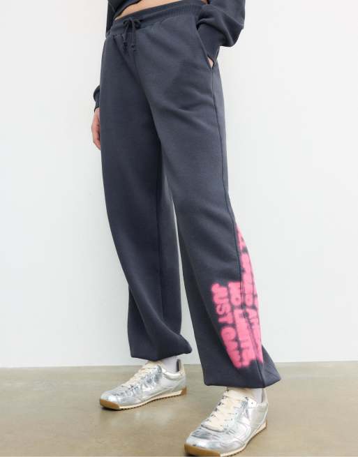 Stradivarius Baggy positional jogger trousers in dark grey, 3 of 4