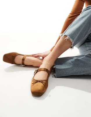 Stradivarius - Ballerinas aus Satin in Braun