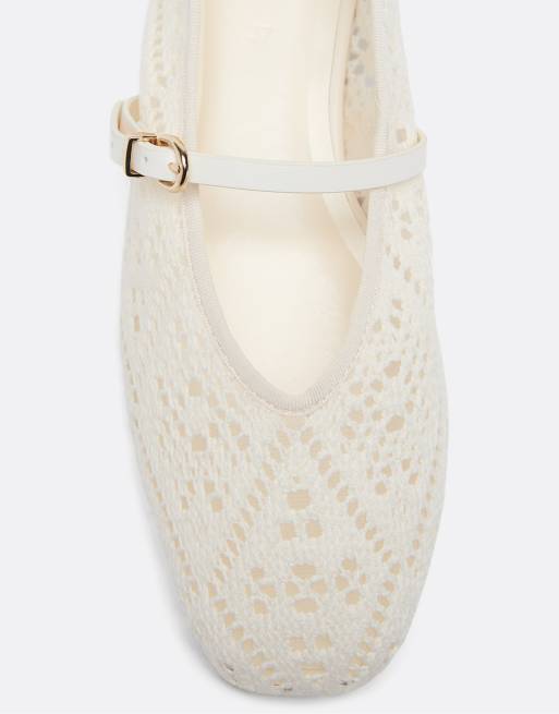 Stradivarius – Ballerinas in Ecru mit Schnalle in Häkeloptik, 4 von 5