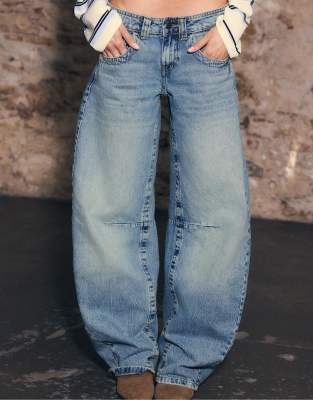 Stradivarius - Ballon-Jeans aus mittel-hellblauem Denim mit niedrigem Bund
