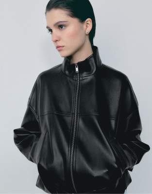 Stradivarius - Ballonjacke aus Kunstleder in Schwarz mit Gürtel