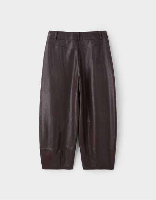 Stradivarius barrel broek met leerlook in bruin, 7 van 7
