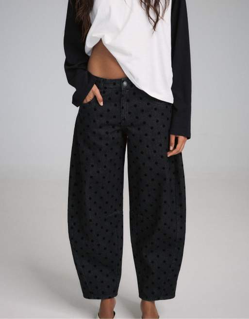 Stradivarius Barrel-Jeans mit Flock-Punkten in schwarzer Denim-Waschung, 2 von 7