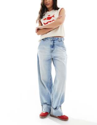 Stradivarius - Barrel-Leg-Jeans in verwaschenem Mittelblau mit verstellbarer Taille