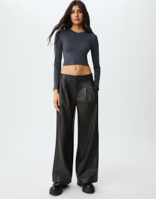 Stradivarius - Basic - Cropped-T-Shirt in Dunkelgrau