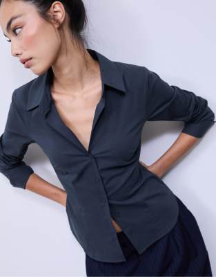 Stradivarius - Basic - Figurbetonte Hemdbluse in Marineblau