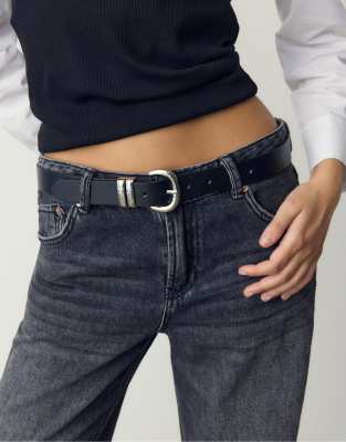 Stradivarius - Basic-Gürtel in Schwarz mit gehämmerter Schnalle