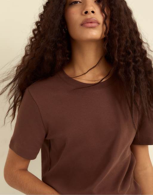 Stradivarius Basic heavy weight regular fit t-shirt in brown, 4 of 4