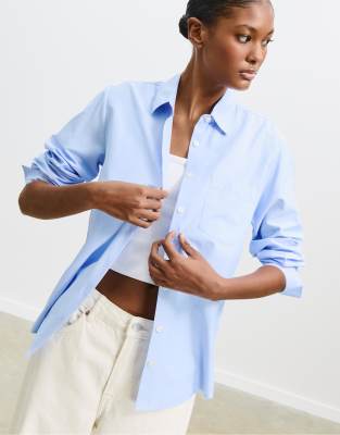 Stradivarius - Basic-Hemdbluse aus himmelblauem Popeline mit Tasche