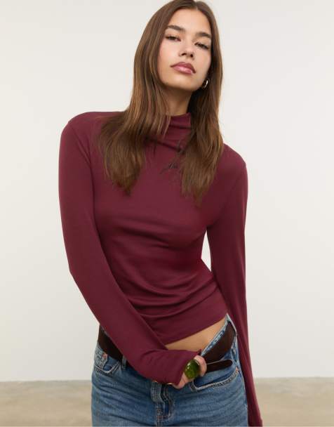Stradivarius – Basic – Hochgeschlossenes T-Shirt in Aubergine - view 1