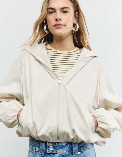 Stradivarius – Basic-Jacke aus Nylon in Ecru mit Kapuze - view 1