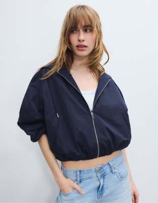 Stradivarius - Basic-Jacke aus Nylon in Marineblau mit Kapuze
