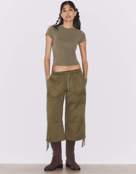 Stradivarius Basic kortærmet T-shirt med rund hals i khaki - view 1