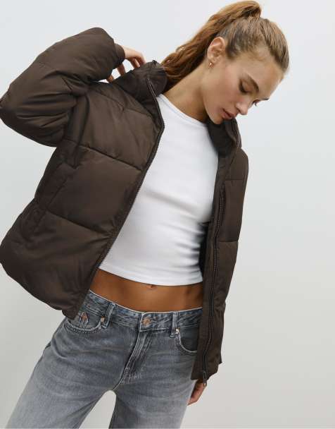 Stradivarius – Basic-Pufferjacke in Braun mit Kapuze - view 1