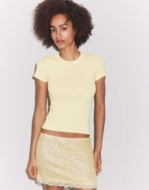 Stradivarius Basic short sleeve round neck t-shirt in pastel yellow, 2 of 4