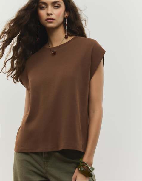Stradivarius Basic sleeveless t-shirt in brown - view 1